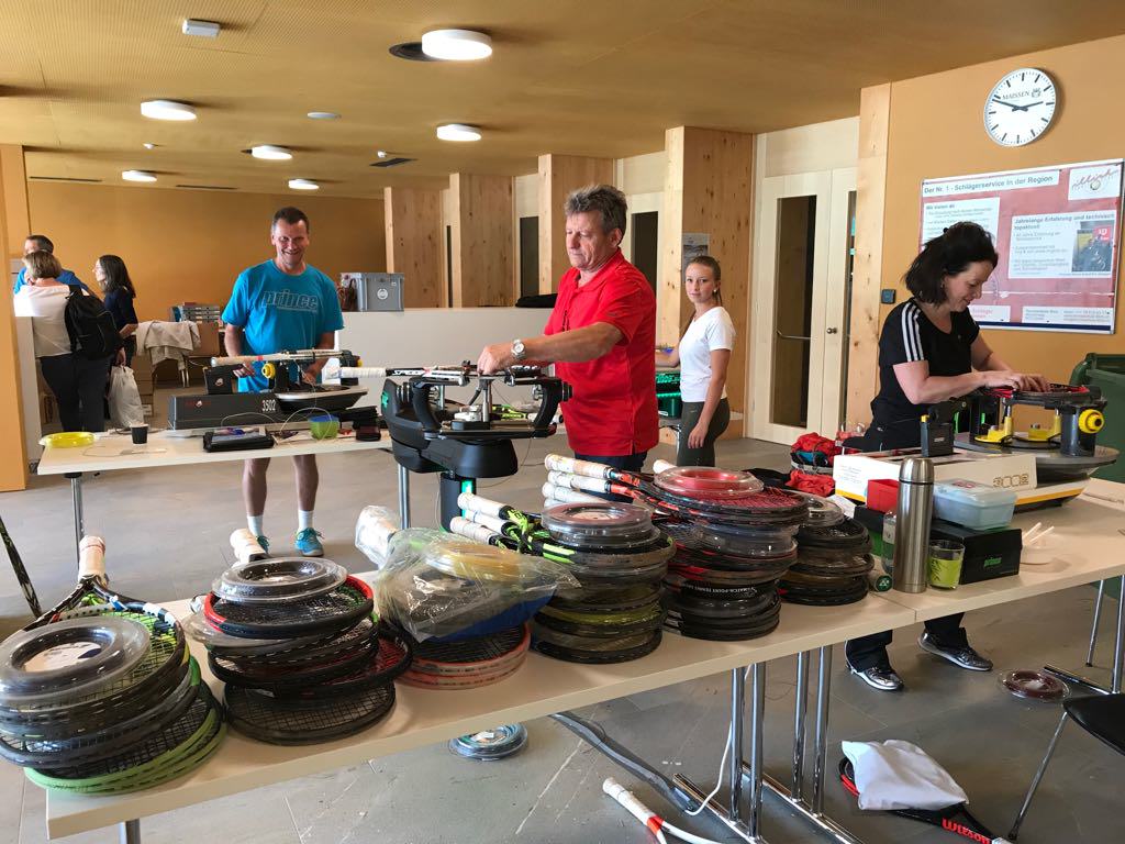 Bespannungsservice an der Junioren-U18-Tennis-EM Bespannungsservice an der Junioren-U18-Tennis-EM